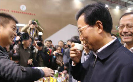 浙江省委副書記王輝忠在省農(nóng)業(yè)廳史濟(jì)錫等領(lǐng)導(dǎo)陪同下親臨玉環(huán)火山茶展區(qū)品鑒火山茶。