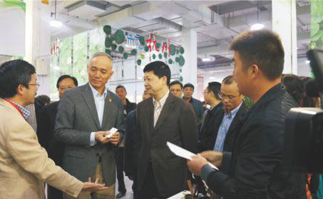 原浙江省常務(wù)副省長(zhǎng)蔡奇在臺(tái)州市委書記吳蔚榮和市長(zhǎng)張兵等領(lǐng)導(dǎo)陪同下詳細(xì)了解玉環(huán)火山茶發(fā)展情況。